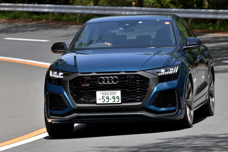 【アウディRS Q8のスペック】
	ボディーサイズ：全長×全幅×全高＝5010×2000×1700mm／ホイールベース：2995mm／車重：2410kg／駆動方式：4WD／エンジン：4リッターV8 DOHC 32バルブ ツインターボ／トランスミッション：8段AT／最高出力：600PS（441kW）/6000rpm／最大トルク：800N・m（81.6kgf・m）/2200-4500rpm／タイヤ：（前）295/35ZR23 108Y XL／（後）295/35ZR23 108Y XL（コンチネンタル・スポーツコンタクト6）／燃費：7.1km/リッター（WLTCモード）／価格：1869万円
	
	【取材時の燃費データ】
	テスト距離：237.0km（市街地1：高速道路7：山岳路2）／使用燃料：36.6リッター（ハイオクガソリン）／参考燃費：6.5km/リッター（満タン法）／7.3km/リッター（車載燃費計計測値）