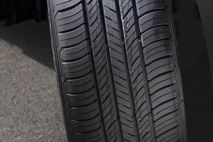 従来品よりも接地圧を均一化することで乗り心地のよさを実現。パターンと構造の最適化によって高い静粛性も確保している。