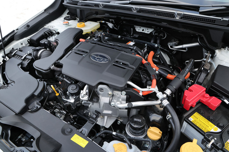 スバルのストロングハイブリッドシステムは、最高出力160PS/5600rpm、最大トルク209N・m/4000-4400rpmの2.5リッター水平対向4気筒エンジンと、駆動用および発電用の2つのモーターやフロントデファレンシャルギアなどをひとつにまとめたトランスアクスルを中心に構成されている。