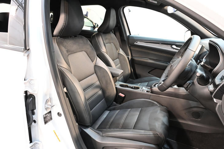 フロントシートは電動調整式。表皮はレザーとスエード調素材の組み合わせ。