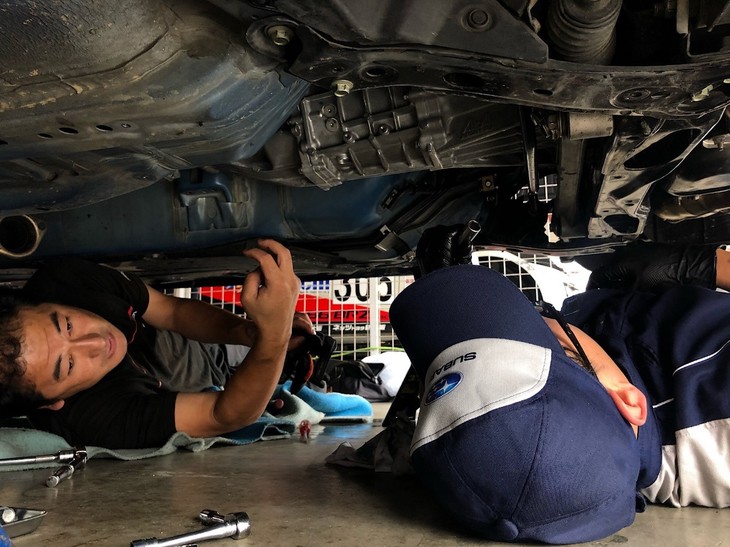 専有走行が終わると、予選に向けてのメンテナンスです。今回来てくれたディーラーメカニックさんは全員、サーキットは初めての経験！ 普段から取り扱っているスバルの車両は同じでも、作業の仕方は全く違うので、各車両の担当メカニックさんに一つひとつ教わりながら作業に取り組んでいました。