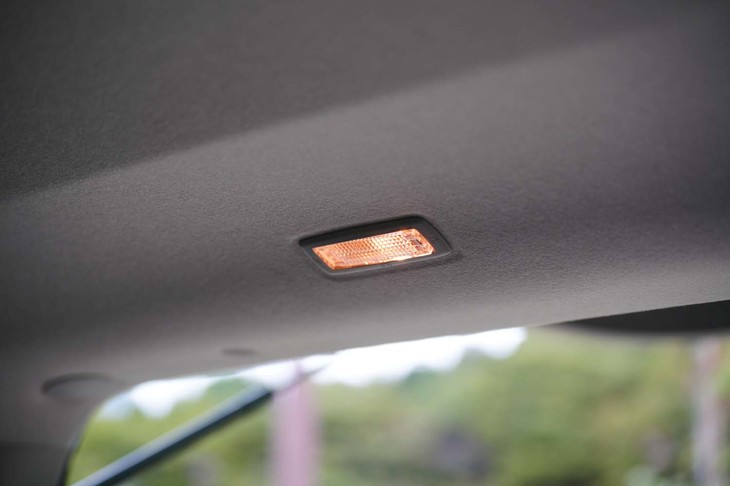 天井にレイアウトされた「タント ファンクロス」専用装備のラゲッジルームランプ。