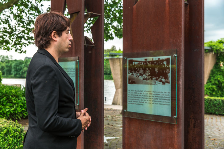 記念碑にはルクセンブルク語、フランス語、ドイツ語の3カ国語で表記されている。