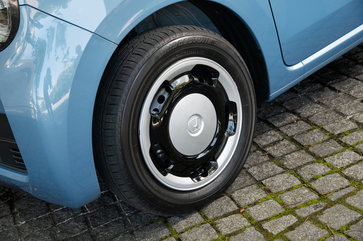 ボディーカラーがツートンカラーの場合、ホイールキャップもシルバーとブラックのツートンとなる。