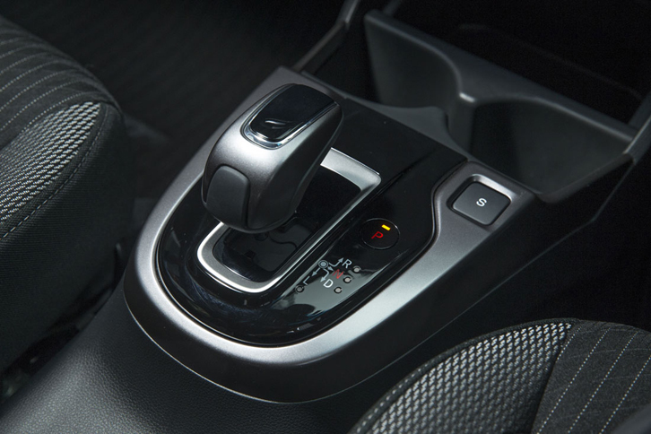 トランスミッションは、デュアルクラッチ式の7段AT。「ハイブリッドS Honda SENSING」には、シフトパドルも備わる。