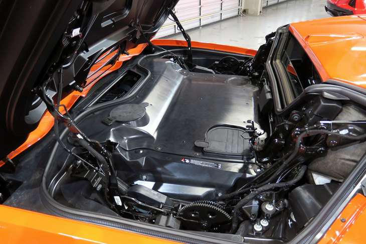 クーペではリアウィンドウ越しにエンジンを見ることができたが、コンバーチブルでは不可能となっている。