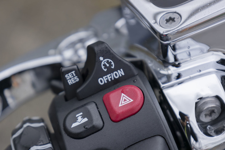 左スイッチボックスに備わるACCのコントローラー。車速と車間距離の自動調整機能をオフにした、一定速走行モードも備わっている。