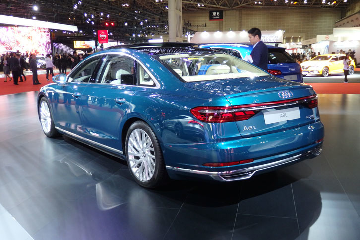 「アウディA8L」