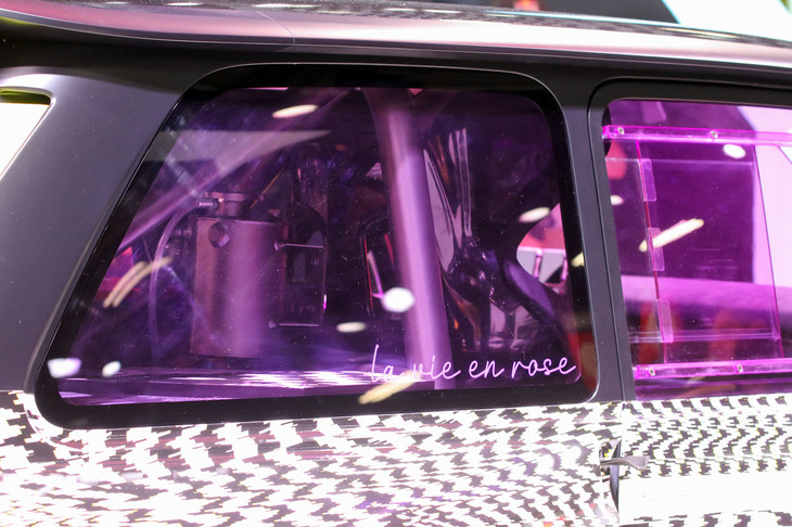 細部にわたって「5（サンク）ターボ」によく似てます。しかしなんでウィンドウをピンクにしたんだろ？