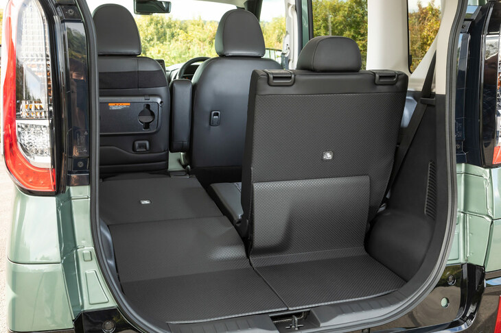 上級グレードでは、荷室の床面やリアシートの背面も防水仕様に。リアシートのスライド、リクライニング、格納は、後席側からも操作可能となっている。