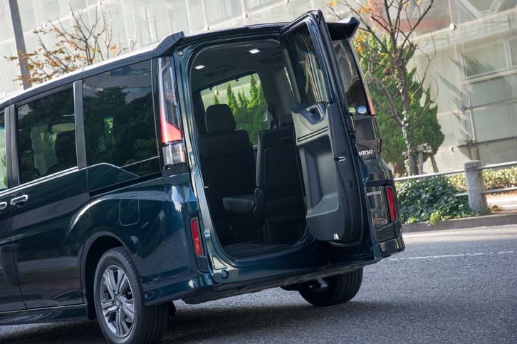 「ステップワゴン」の特徴である「わくわくテールゲート」。3列目シートを格納すれば、写真の開口部から乗り降りすることもできる。