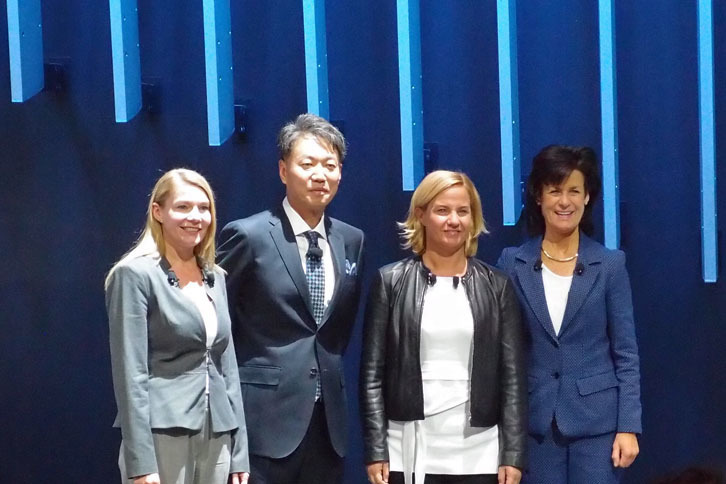 フォトセッションでのひとこま。写真左から、メルセデスAMGの商品・マーケティング責任者であるエバ・ヴィーゼ氏、メルセデス・ベンツ日本の上野金太郎社長、メルセデス・ベンツの営業／マーケティング部門担当役員ブリッタ・ゼーガー氏、スマートブランドの責任者アネット・ウィンクラー氏。