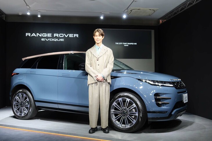 「レンジローバー・イヴォーク」のキャンペーンアンバサダーを務める宮沢氷魚さんと、同車の最新型となる2024年モデル。
