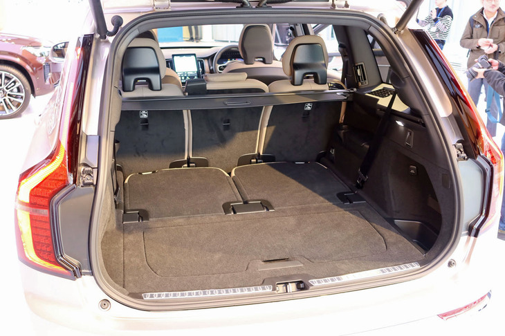 ボルボXC90プラスB5 AWD（ラゲッジルーム）