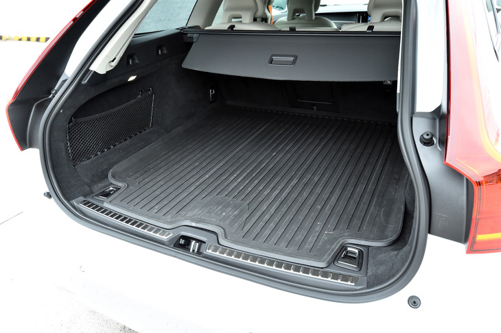 水や汚れに強い素材の専用ラゲッジマットも用意される。