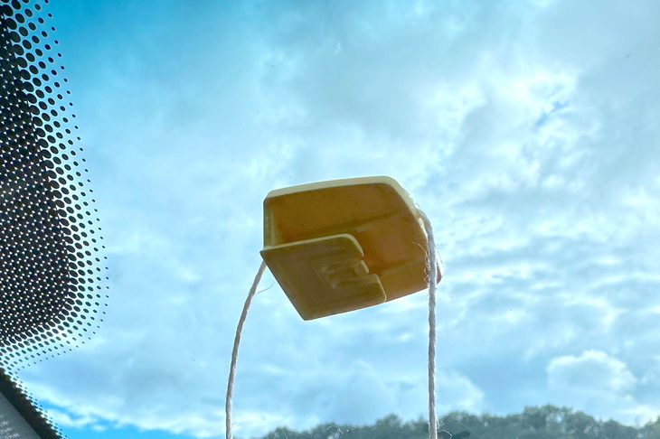 粘着テープで固定していた「テレパス」の車載機の台座を外す。わが家にテグスがなかったので、適当なヒモで代用した。