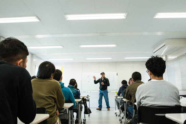 まずはトム先生のドライビング理論を座学にて。目指すは4輪にしっかりと荷重がかかったコーナリングだ。