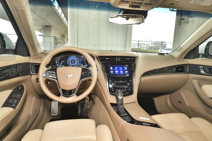 ベージュ、正確にはライトカシミア／ミディアムカシミアアクセントと呼ばれる色合いのインテリアは明るく優雅。