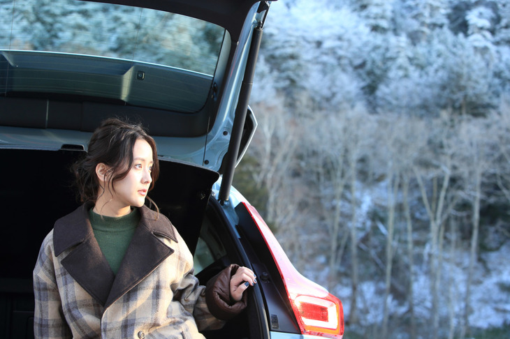 生田佳那（いくた かな）　
1991年長野生まれ。大学在学中にタレントを目指すようになり、タクシードライバーとして勤務しつつデビューを果たす。グラビアやお芝居、バラエティー番組などに出演するようになった今日でも、週に1〜2回は都内を中心にタクシーを走らせている。