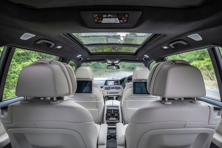 3列目シートから車内前方を眺めた様子。天井に3列目用の空調やシートヒーターのコントロールパネルが設置されている。