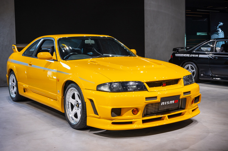 1996年「NISMO 400R」。価格は1200万円で、ベース車両の「スカイラインGT-R」（BCNR33）が478万5000円、「Vスペック」でも529万円だったといえば、いかにスペシャルな存在だったかが分かるだろう。
