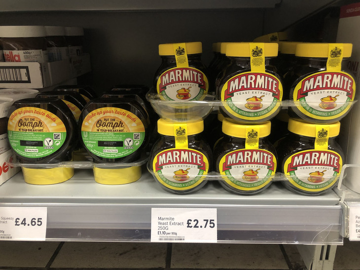 ロンドンのスーパーで「マーマイト」を発見。右は伝統的なガラス瓶、左は柔らかい容器で押し出せるタイプ。