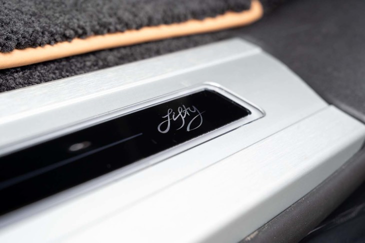 サイドシルのプレートにも「fifty」ロゴがある。ドアを開けると発光して迎えてくれる。