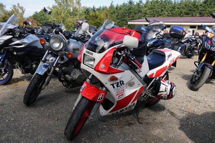 ヤマハTZR250。249㏄並列2気筒2ストロークエンジンを搭載。開発にはレーシングライダーが携わった公道レーサーともいうべきモデルで、レーサーレプリカブームをけん引した。