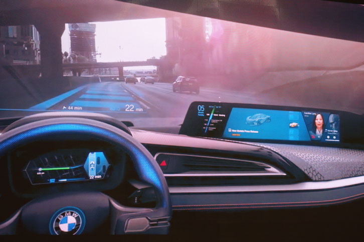 会場で見られた映像の一場面。「ドライバーは運転をクルマにゆだねて、自身はビデオ会議に参加している」という設定。