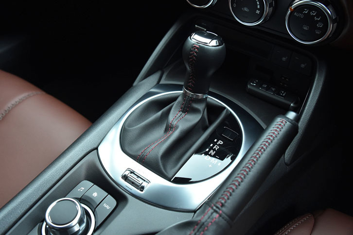 試乗車のトランスミッションは6段AT。ロックアップ制御は2速から入る。