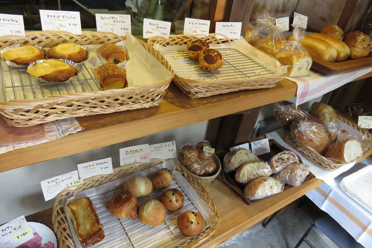 今回はクロワッサンとカスタードデニッシュとアーモンドフレンチトーストを購入。どれもとても美味でした。次に伺う機会があったら、甘くないパンにも挑戦してみたいですね。