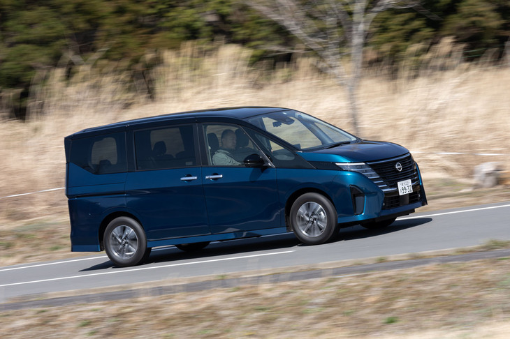 新型「セレナ」のWLTCモード燃費は、純エンジン車のFFで13.0～13.4km/リッター、4WDで11.6km/リッター、「e-POWER」のFFで18.4～20.6km/リッターとなっている。