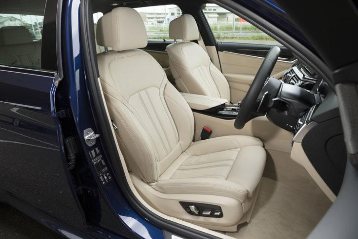 上質なダコタレザーで仕立てられた「540i xDriveツーリング Mスポーツ」のスポーツシート。8ウェイの電動調節機構やシートヒーターも備わる。