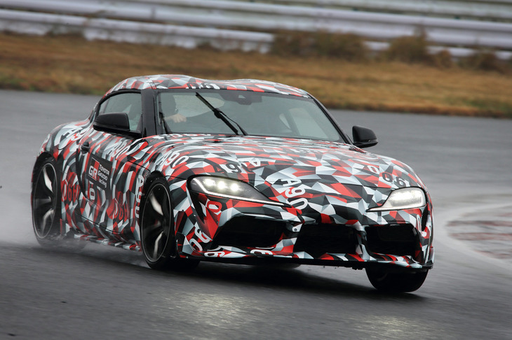 千葉の袖ヶ浦フォレストレースウェイで行われた、プロトタイプ試乗会の様子。webCGの取材日は、ご覧の通りあいにくの雨模様だった。（写真＝荒川正幸）