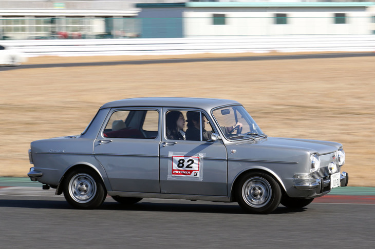 これもパレードランに参加した「シムカ1000」。フィアットが開発してフランスでつくられたリアエンジンのセダン。