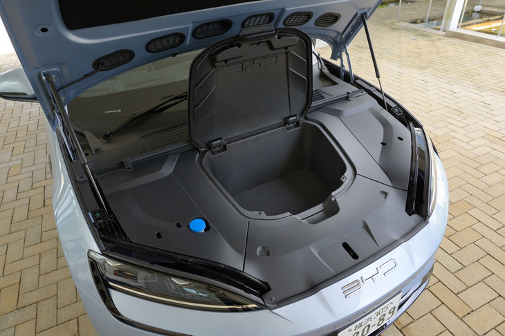 ボンネット下にも容量50リッターの収納スペースがある。フロントにモーターが積まれる4WD車でも変わらない。