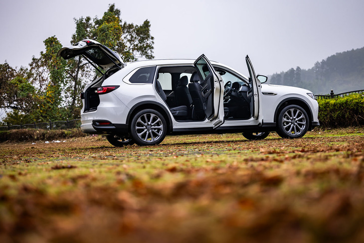 ルーフレールが装着された「CX-80 XD Lパッケージ」のボディーサイズは全長×全幅×全高＝4990×1890×1710mm、ホイールベースは3120mm。サイズが大きく、ほぼ垂直に開くリアドアが採用されている。