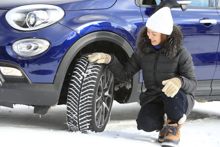 市街地あり、高速道路あり、そしてスノー路面ありと、変化の激しい230kmの道を走破した「ベクター4シーズンズ ハイブリッド」をねぎらういとうりなさん。「帰りの道も、頼むよ！」