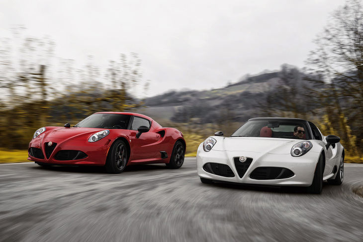 アルファ・ロメオの「4C」（左）と「4Cスパイダー」（右）。1.75リッター直4 DOHCターボユニットをミドシップしていた。