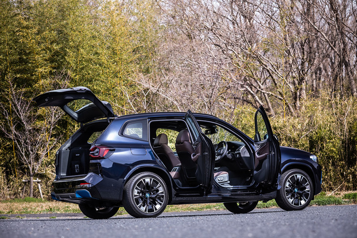 「iX3 Mスポーツ」のボディーサイズは全長×全幅×全高＝4740×1890×1670mm、ホイールベースは2865mm。これらの数値は内燃機関を搭載する「X3」とほぼ同じ。