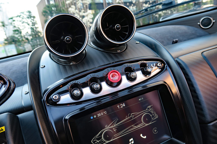 パガーニ・ウアイラ ロードスターBC（センタークラスター）