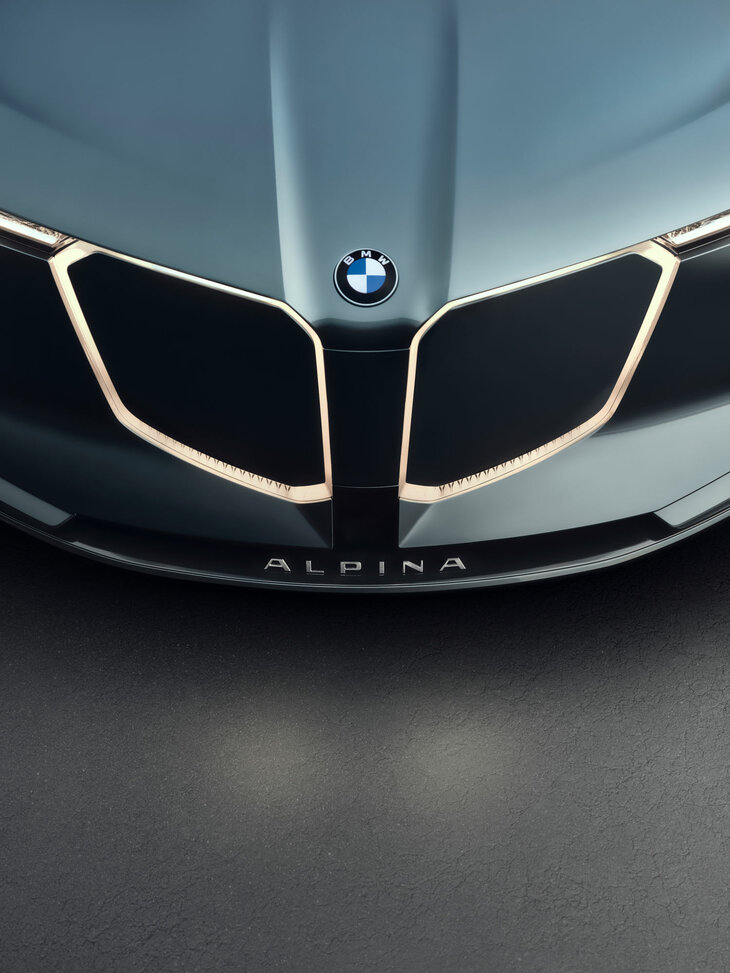 「ビジョンBMWアルピナ」のノーズまわり。この意匠を市販車にも生かすとしたら、ナンバープレートをフロント中央に装着するのは難しそうだ。