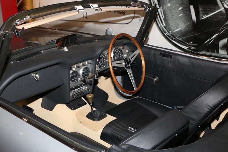 「S600」とは違った雰囲気が漂う「スポーツ360」のコクピット。見比べてみると、やはり軽規格であるS360の方が、タイトなデザインとなっているのが分かる。