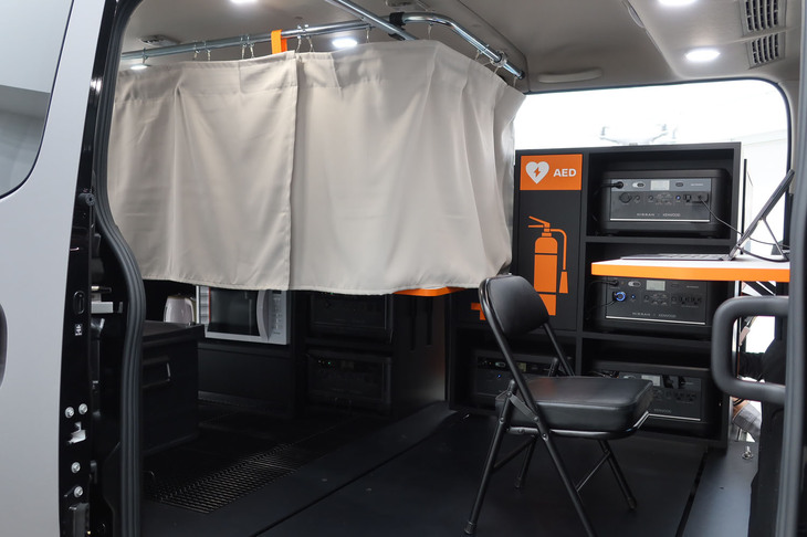 日産ディザスターサポートスペック（折り畳みテーブルのある作業スペース）