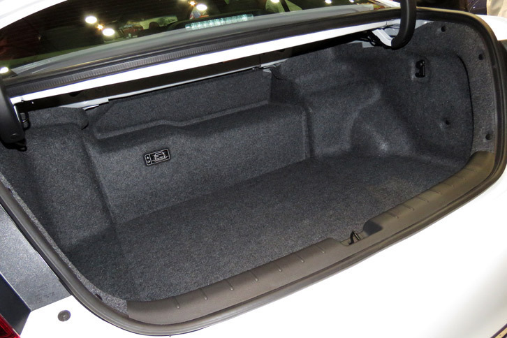 バッテリー関係の小型化により、トランクルームの容量は424リッターに拡大した。