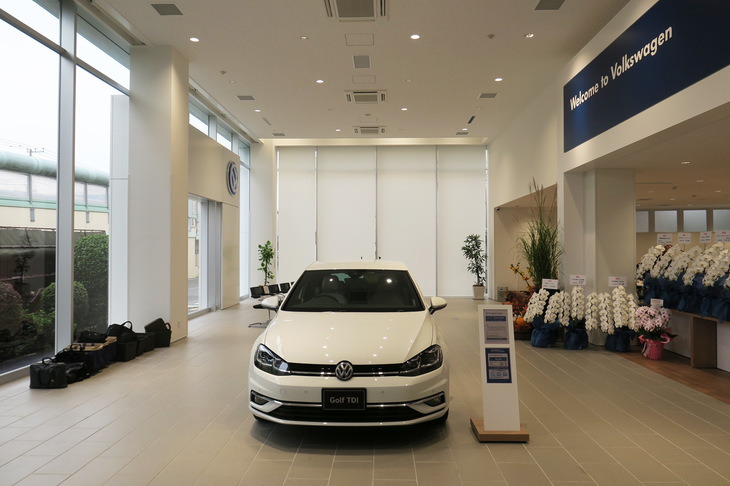 明るいイメージでまとめられたショールームには5台の車両が展示される。