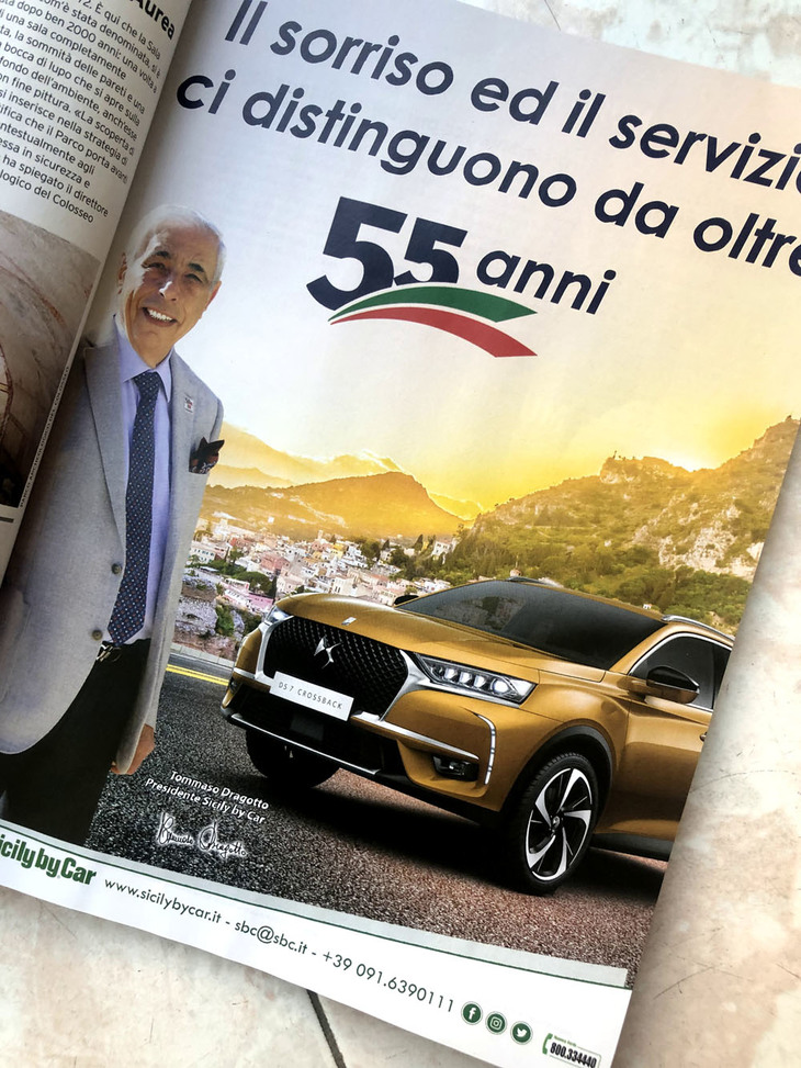 イタリア系航空会社の機内誌に掲載されたシシリー・バイ・カーの広告。「DS 7クロスバック」との組み合わせである。2019年6月に撮影。