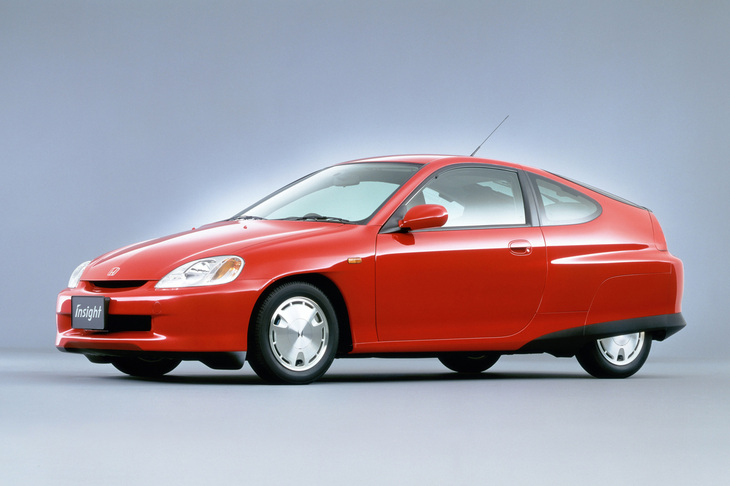 1999年に登場した初代「ホンダ・インサイト」。2シーターの小柄なハイブリッドカーで、10・15モードで35.0km/リッター（後期型では36.0km/リッター）という燃費性能を実現していた。