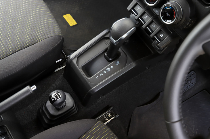 「ジムニー」のトランスミッションは5段MTと4段ATの2種類。副変速機の操作方法は、従来のボタン式からレバー式に変更された。
