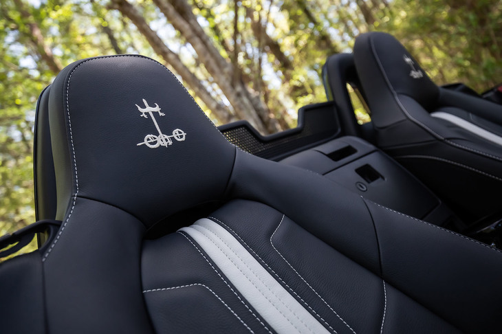 オプションのレザーシート。ヘッドレスト部には、“車”の象形文字をデザインしたとされるミツオカのエンブレムの刺しゅうが施されている。